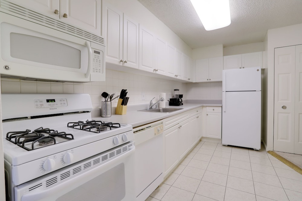 Modern Apt Near Airport & Metro