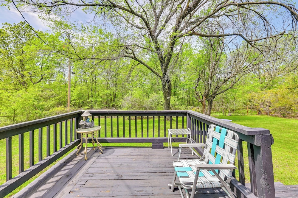 Fenced Yard: Quaint Cabin Near Lake Texoma!
