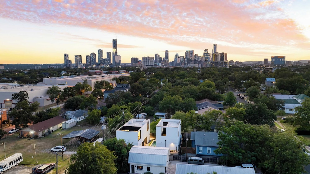 Modern East Austin Home w/ Pool, Near Downtown & Lady Bird Lake Casa 1803 by Avantstay