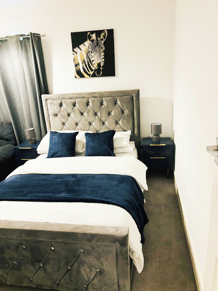 Convenient Home - Sleeps 6 - Parking - Garden
