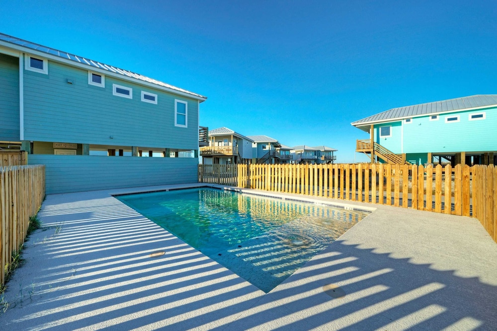 Sleeps 20 2 Homes w/ Beach Boardwalk Access, Water Canal Views, & Priv Pools