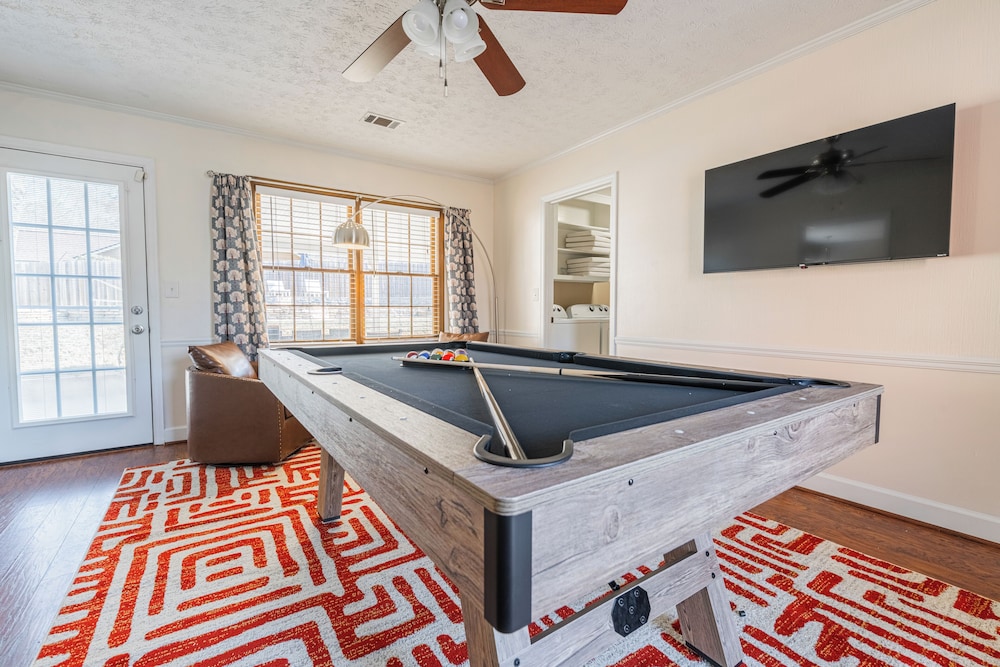 Serene Modern Getaway with Pool&games