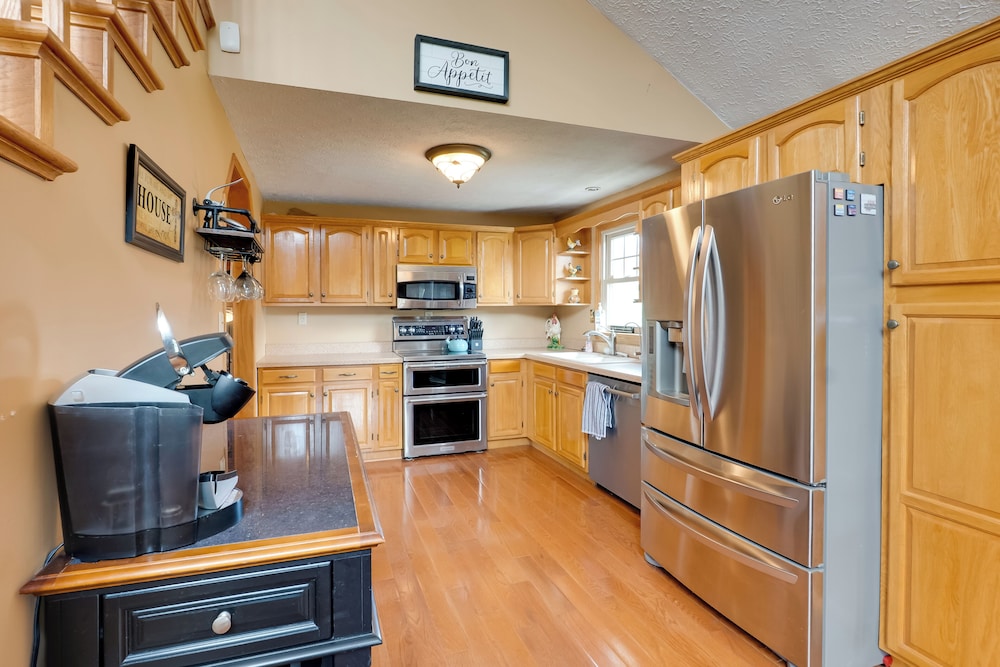 Game Room & On-site Pond: Laurelville Retreat!