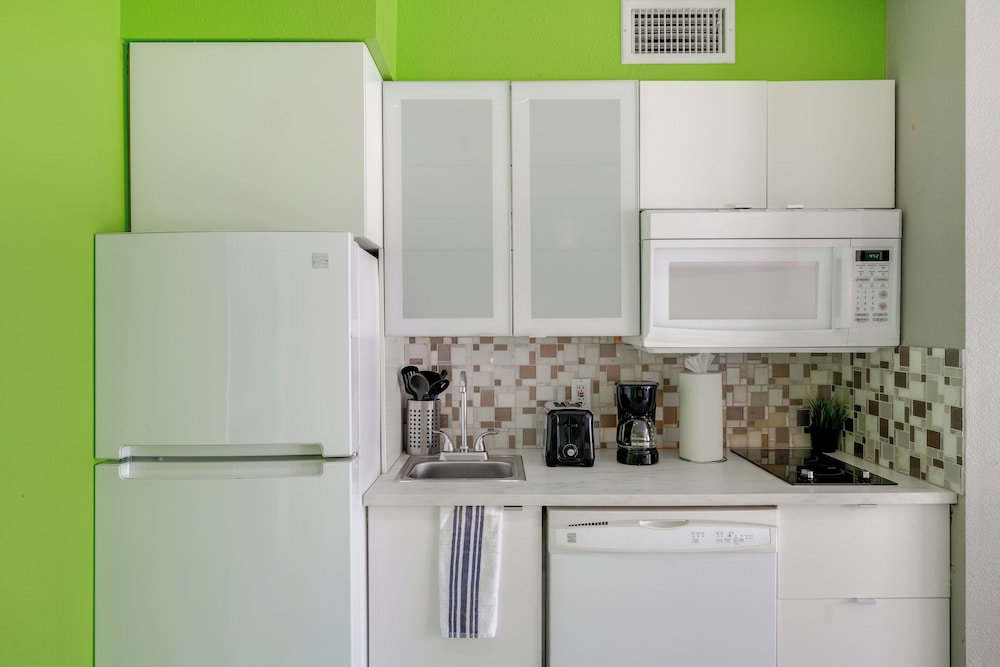 2 Mi to Disney & Old Town: Resort Condo w/ Perks