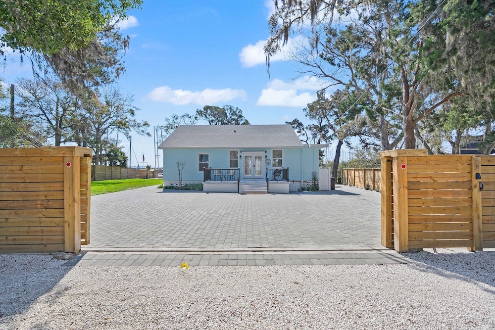Waterfront Incredible Views Fire pit Renovated
