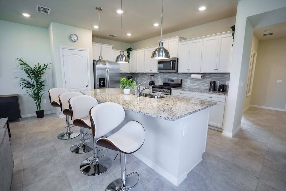 Fabulous 5 BR With Pool Solterra Resort