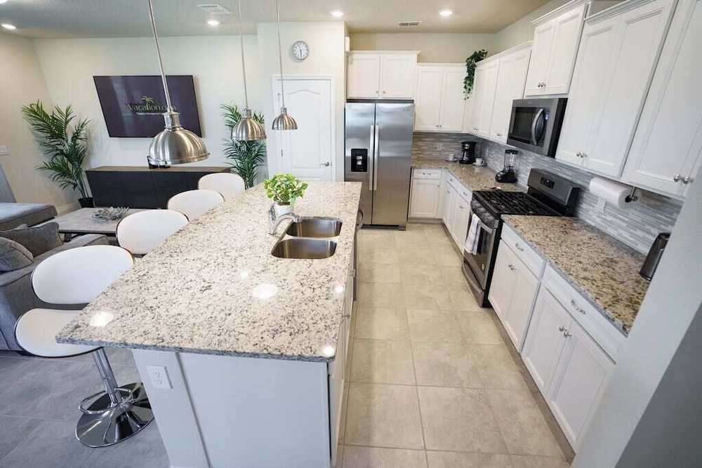 Fabulous 5 BR With Pool Solterra Resort
