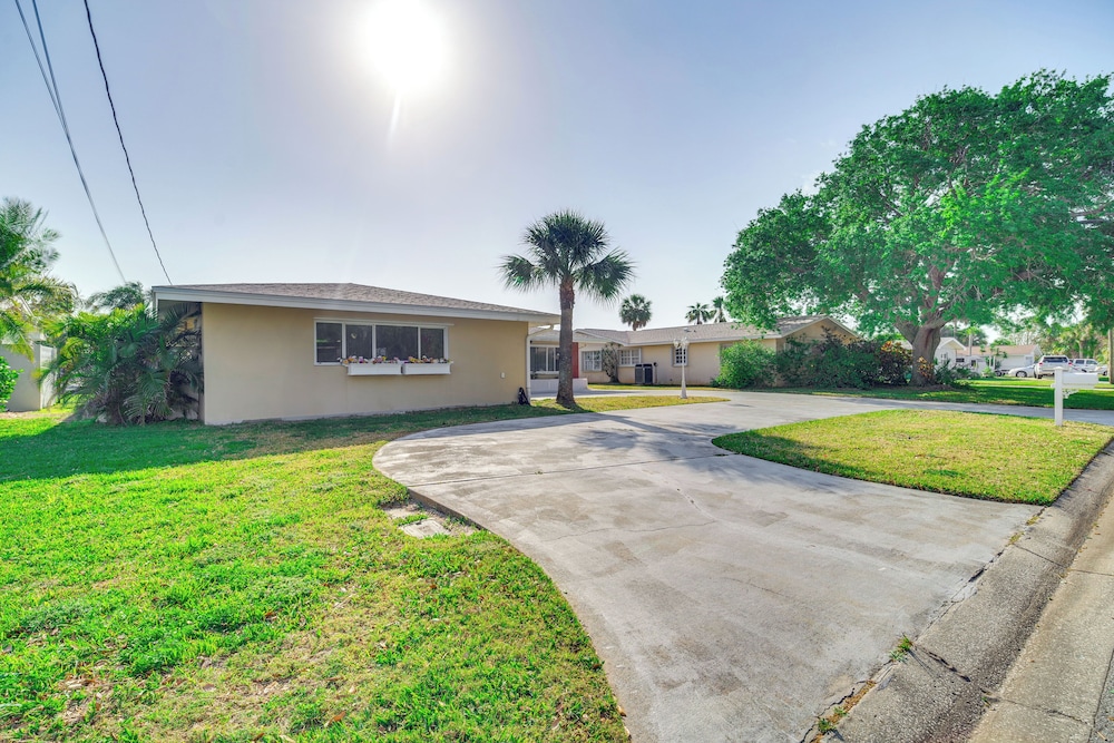 Centrally Located Cocoa Beach Haven: Walk to Shore