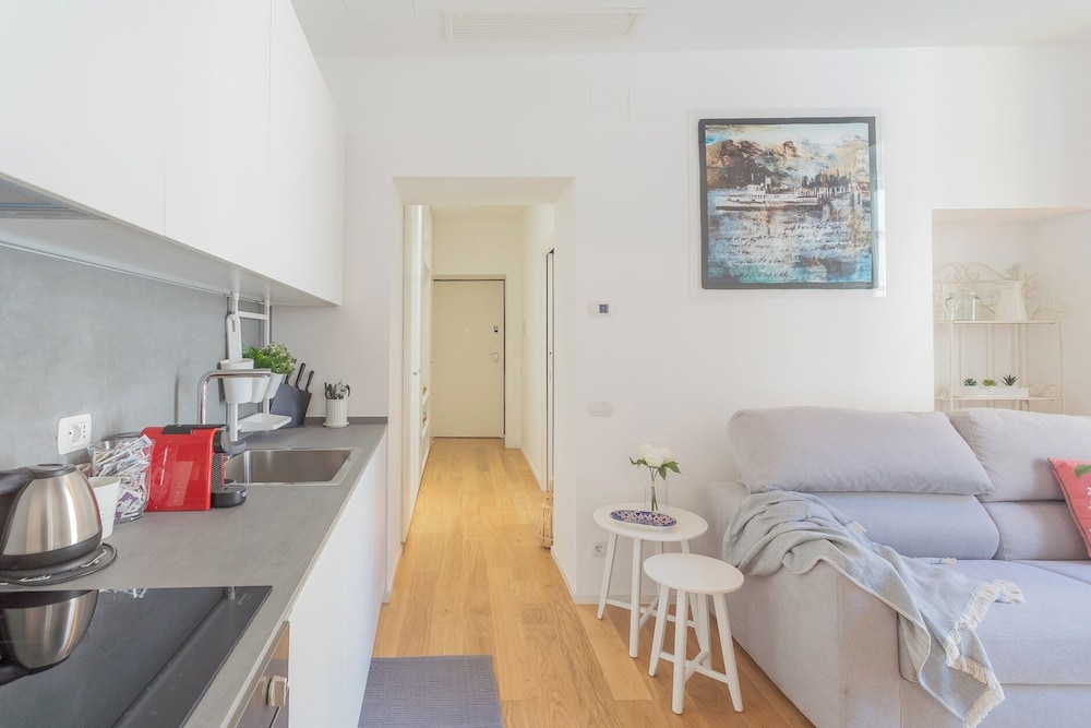 Independence Apartment With Balcony by Rent all Como