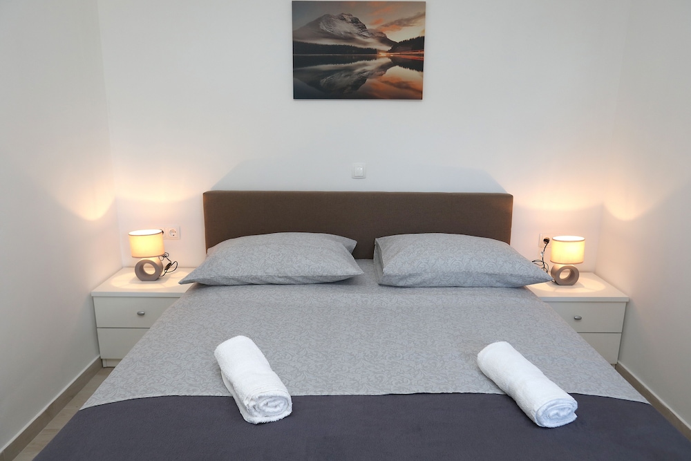 Lovely 2-bed Apartment in Okrug Gornji view 3