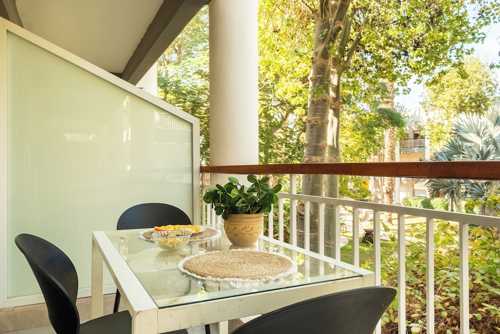 Royal Park Apt Resort by Sea N Rent