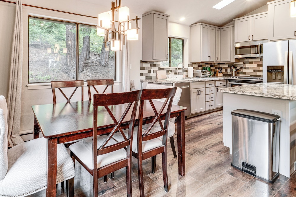 3 Mi to Diamond Peak: Mtn-view Home w/ Fireplace