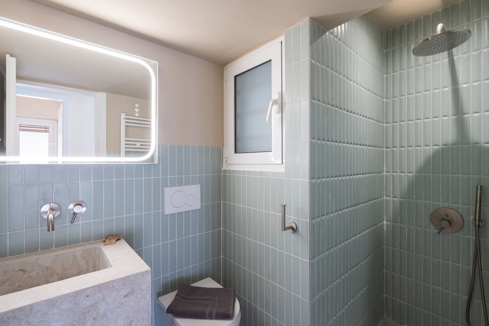 LIV - Artistic Rooftop Apartment in Pagrati