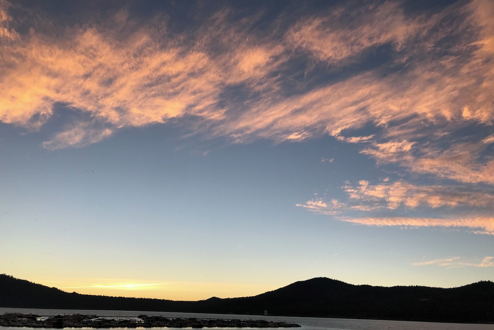 Mountain & Lake View Dog-friendly Retreat