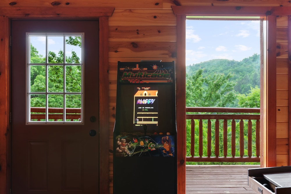 Smoky Ridge Newly Renovated Cabin w Indoor Pool Game Room Theater