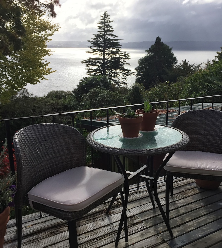 Lakeview Holiday Home