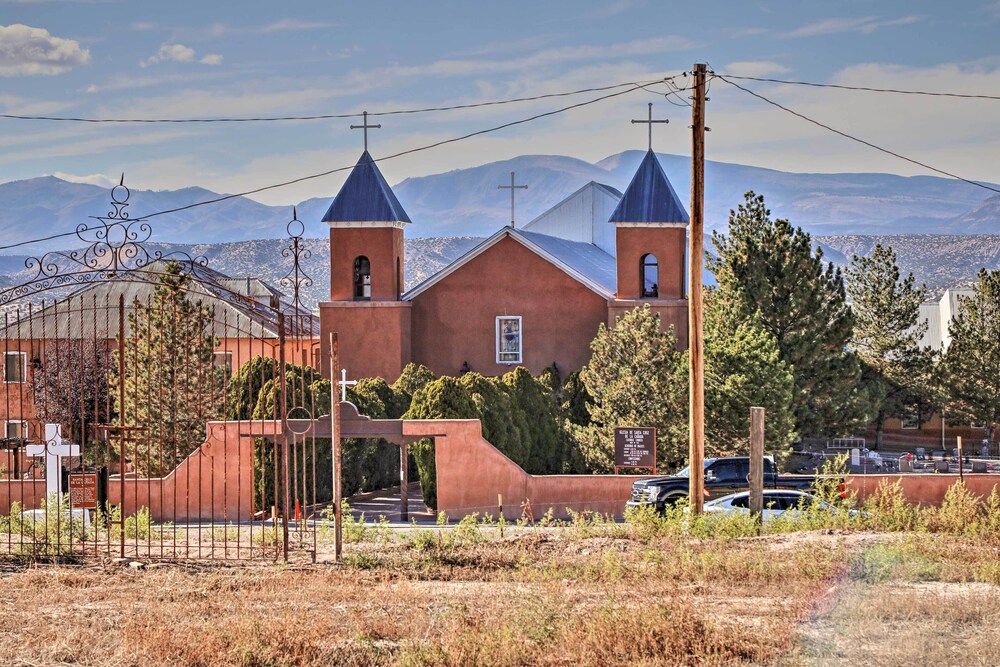 Unique Santa Cruz Studio ~ 25 Mi to Santa Fe