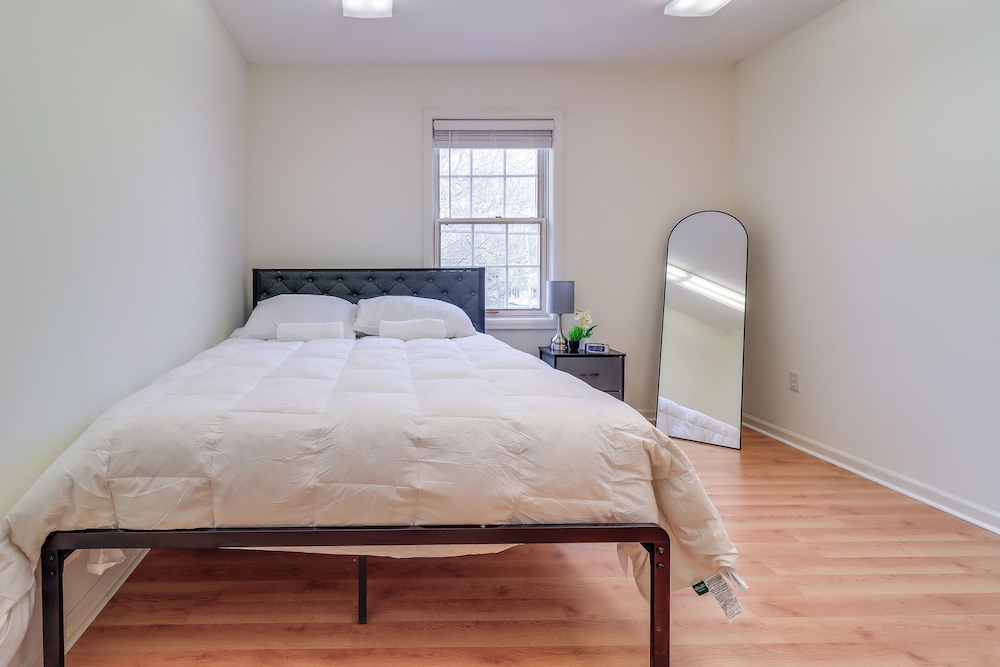 7 Mi to Downtown Toledo & Riverfront: Cozy Apt!