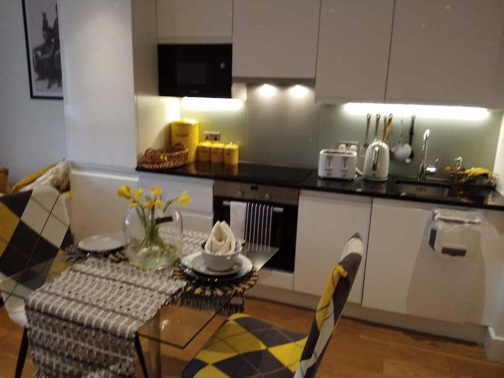 Whole Apartment 5mins to East Croydon & Concierge view 3