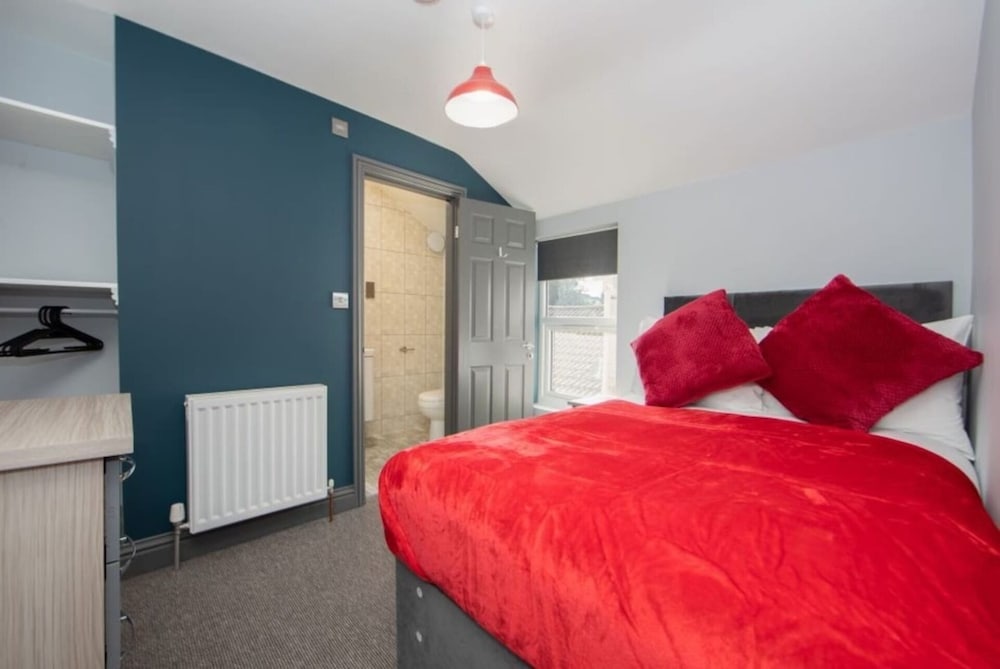 Immaculate 5-bed House in the City Centre Ashford view 3