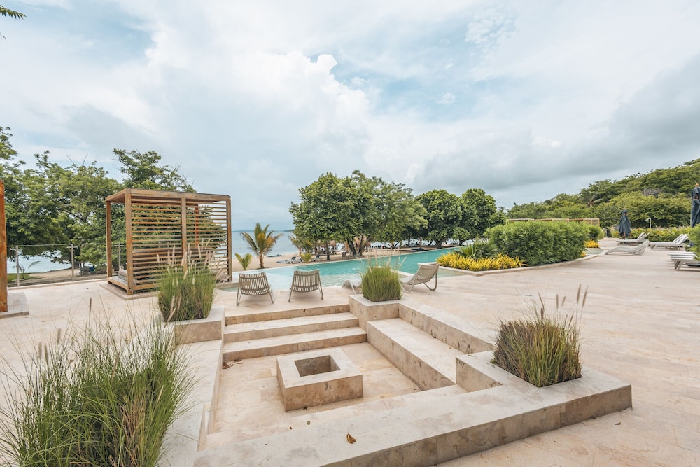 Coastal Villa w Dock Access Pools