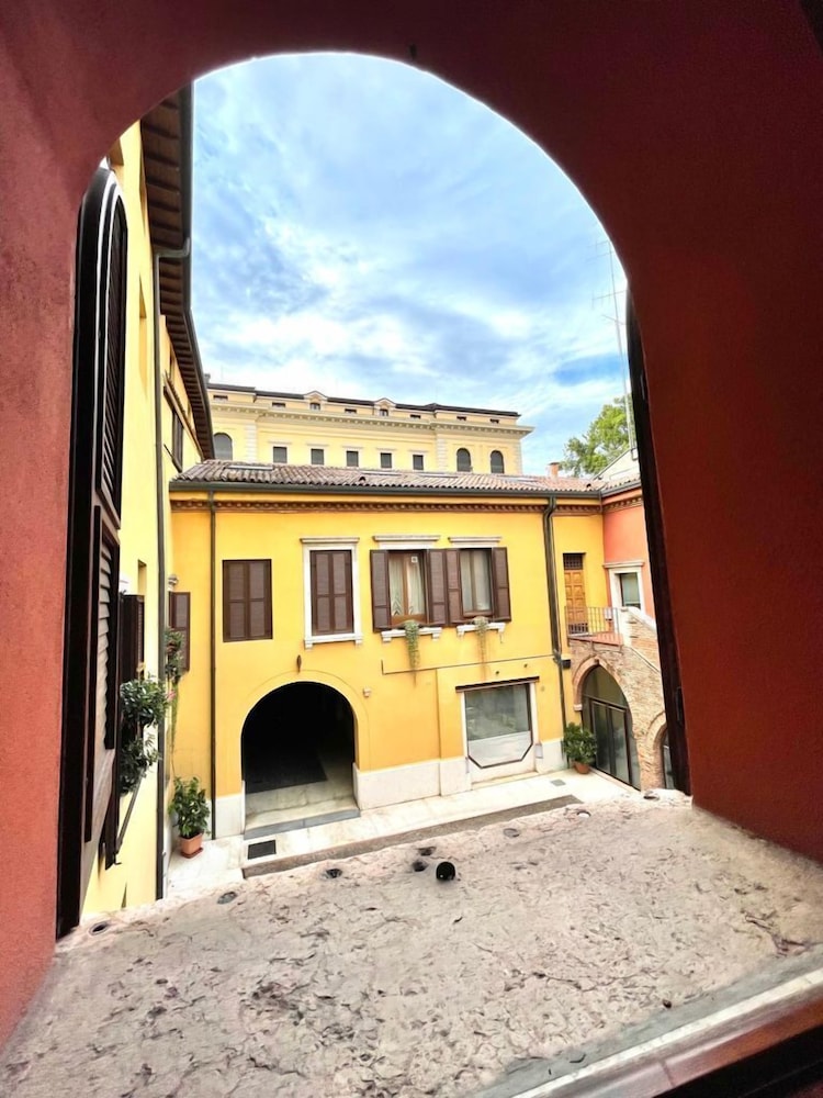 Large modern 2-storey house in the heart of Verona view 2
