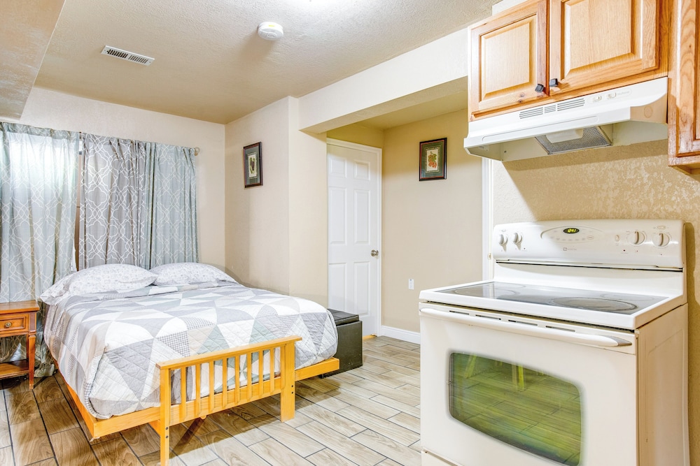Hike, Explore & More: Aurora Retreat w/ Yard