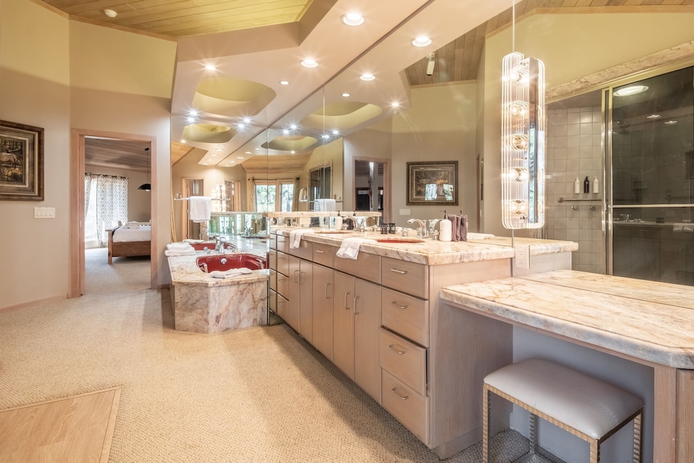 Heavenly Valley by Avantstay Home w Pool Sauna Hot Tub Game Room Tennis Crt Basketball Crt