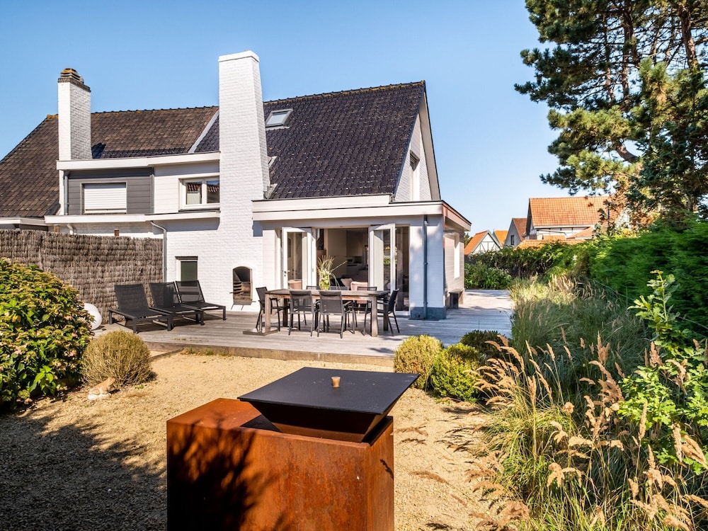 Villa by the Sea With Jacuzzi
