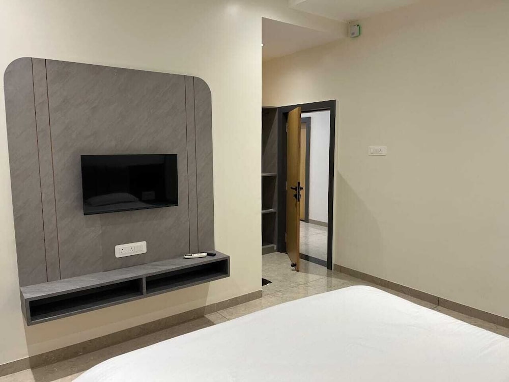 Hotel Abhishek Pride