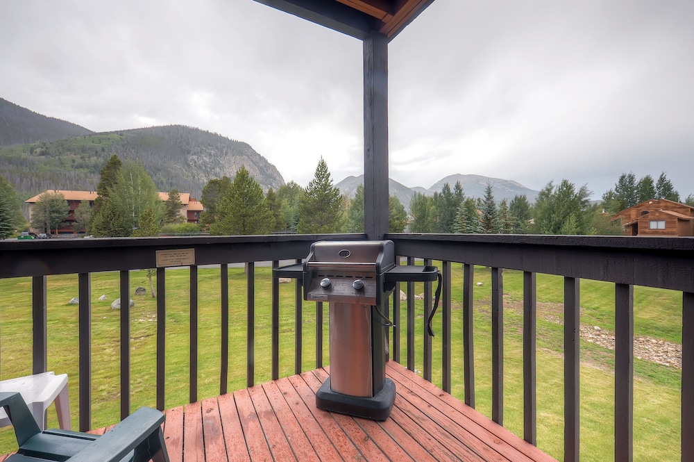 Mountainside Condominiums by CRMR