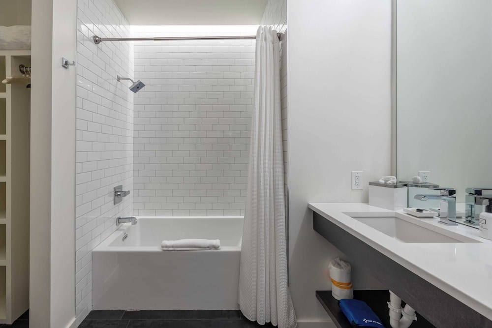 121 Hotel Floor 1 & 2 by Avantstay Sleeps 34, 10 Units in Nashville