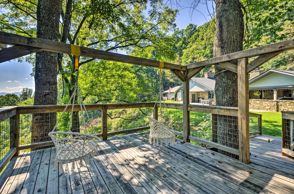 Luxury Lodge on 45 Acres: Patio, Deck & Views!