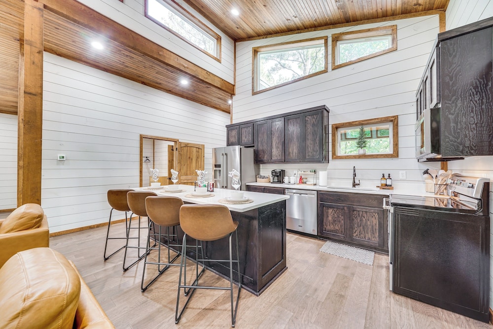 Creekside Cabin w/ Views & Hot Tub in Broken Bow