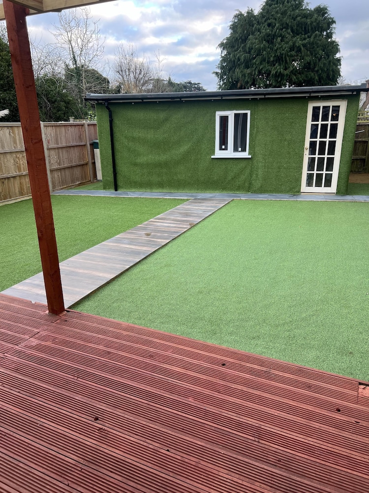 Lovely 6-bed House in Windsor