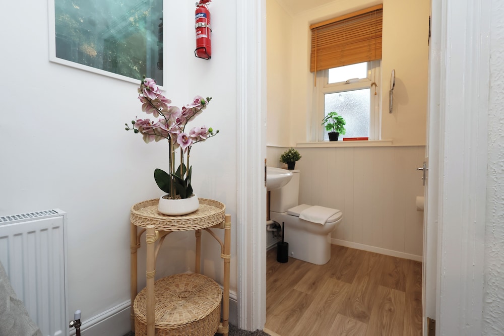 Cardiff Guesthouse & On-Street Parking
