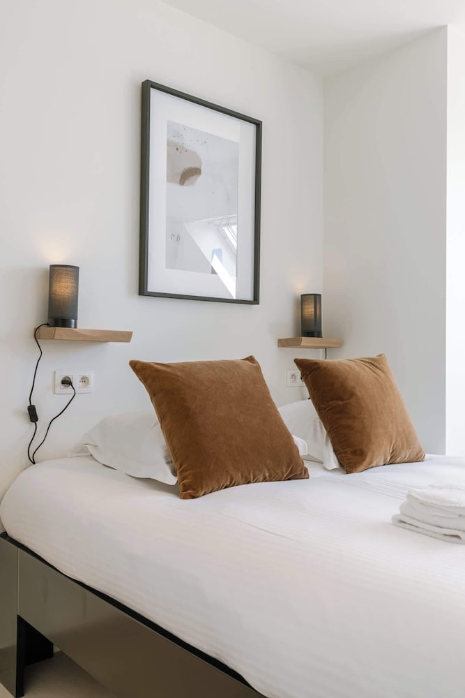 Huswell x Bel Air - Modern City Apartment With Terrace Designer Touches