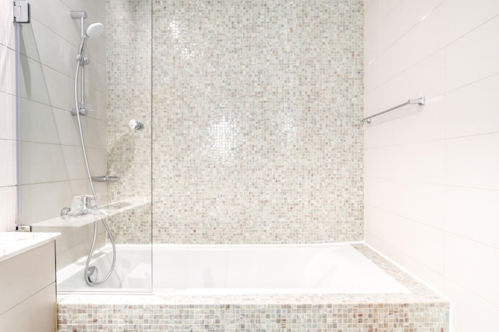Modern Elegance w a New York Edge Difc Apt