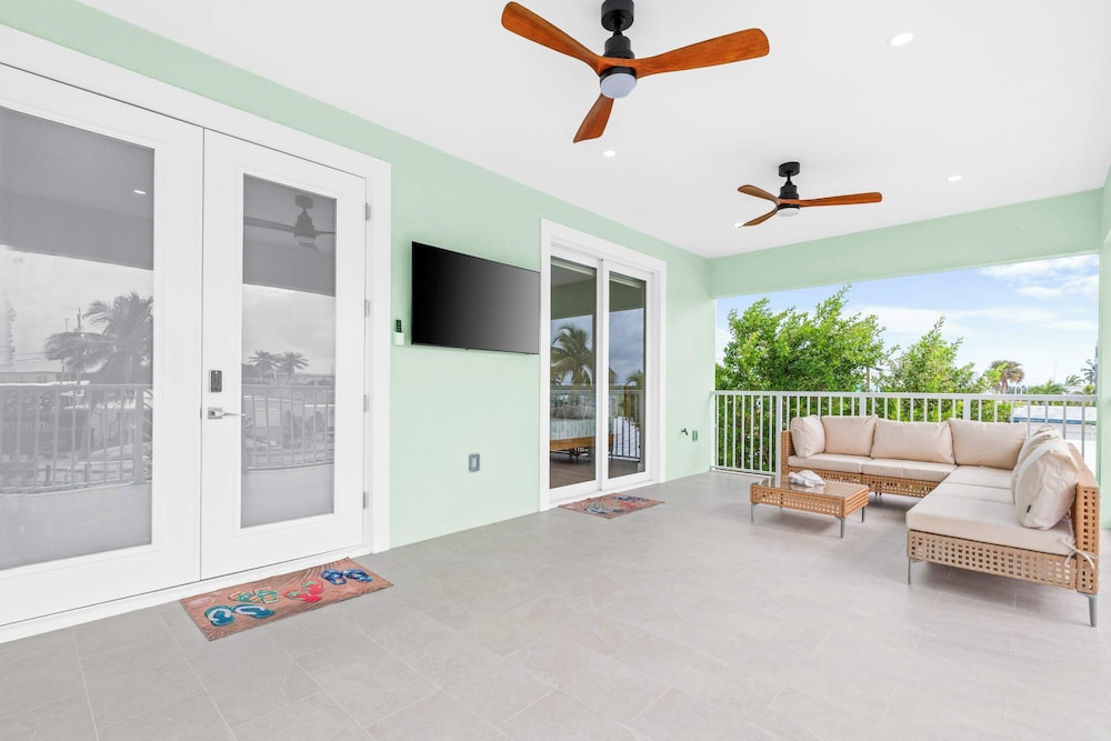Aqua Verde Waterfront Lux Gem Dock Game Room