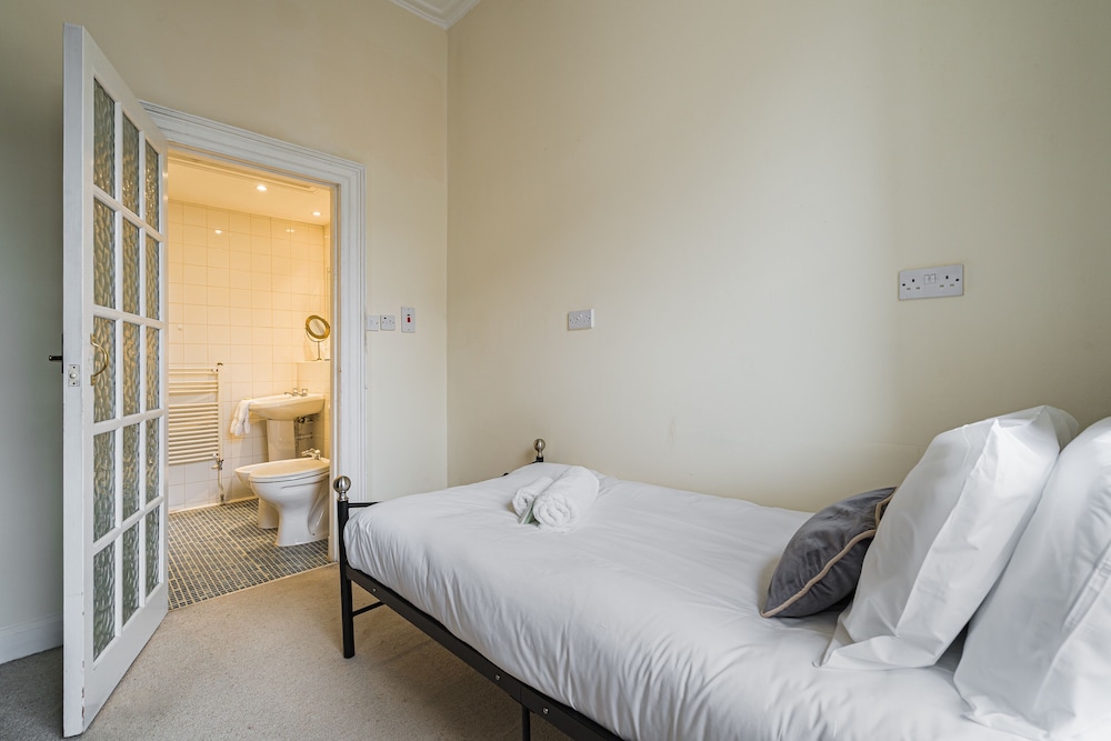 Spacious 3BR New Town Apartment view 3