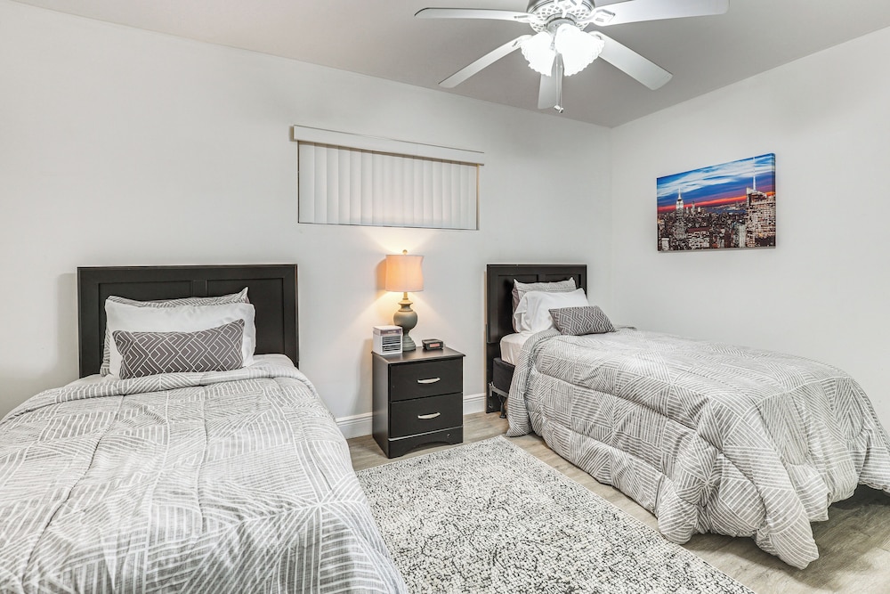 3 Mi to Hard Rock Stadium: Cozy Home w/ Patio