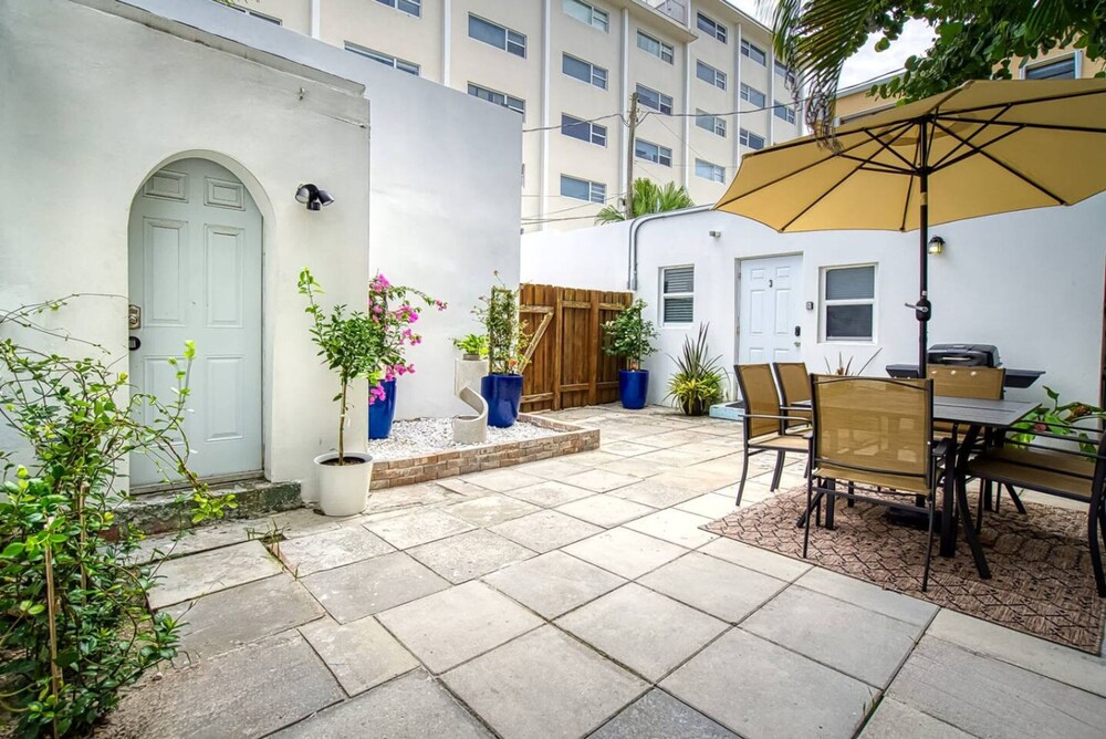 Casa Roselle 3 in Hollywood