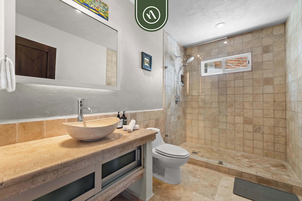 Stunning 2 BR Condo - Oceanview Terrace - Downtown