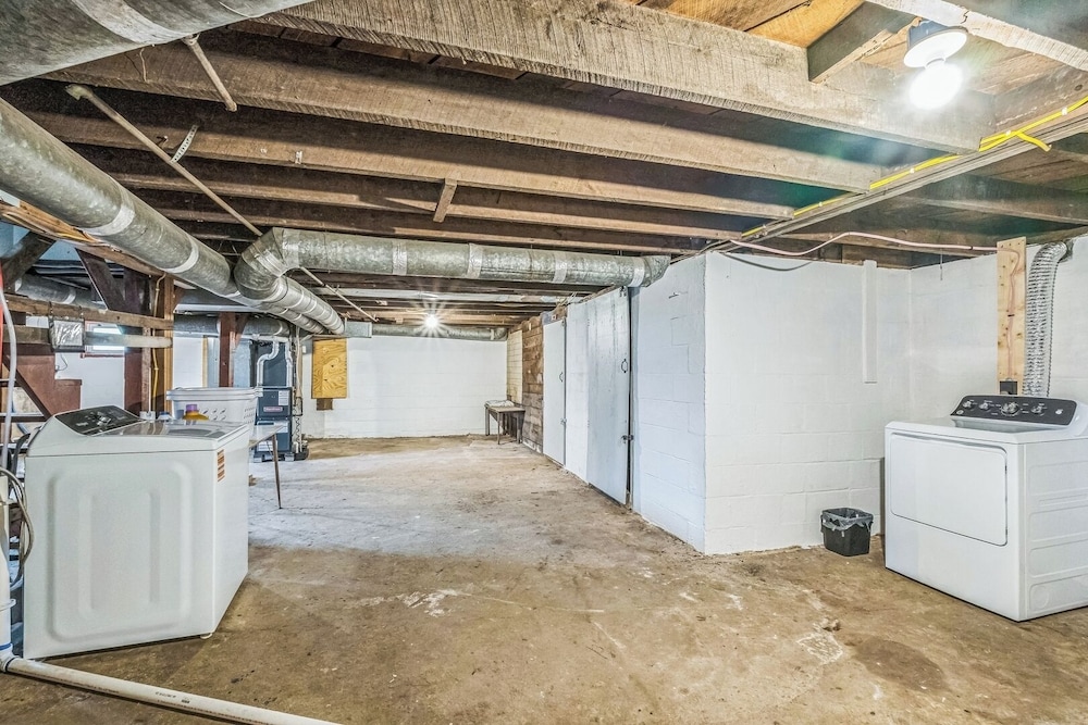 Cozy 2BR Home: With Lake Access & Work Space