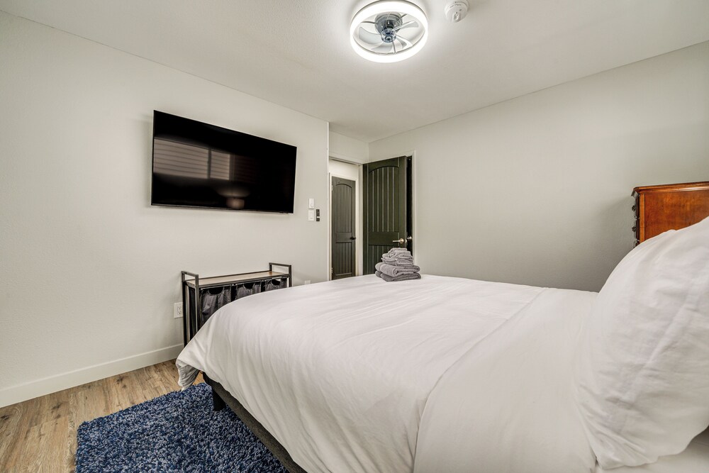 2 Blocks to Beach Park: Cozy Seattle Townhome