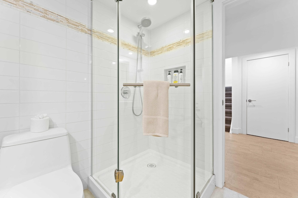 Specious Fully Private Studio apt With Laundry