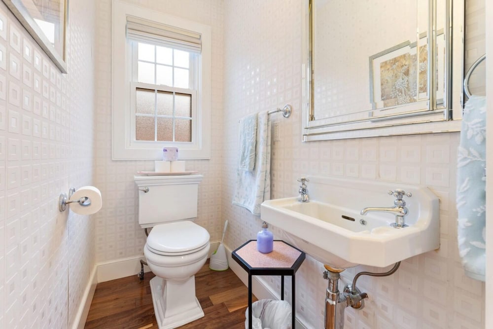 Spacious 2bdrm Home in Burlington