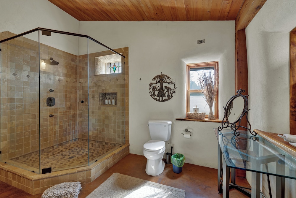 The Willows Retreat - Sleeps 17, Hot-tubs, Close to Main Street!