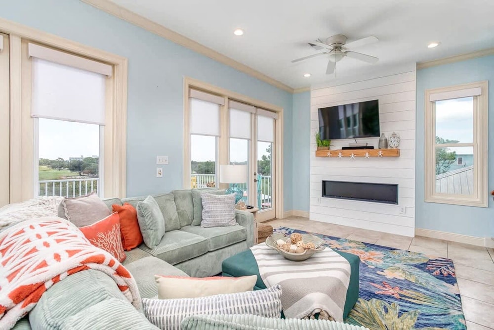 Gulf Shores Escape Walk to Waves Pool Golf Views