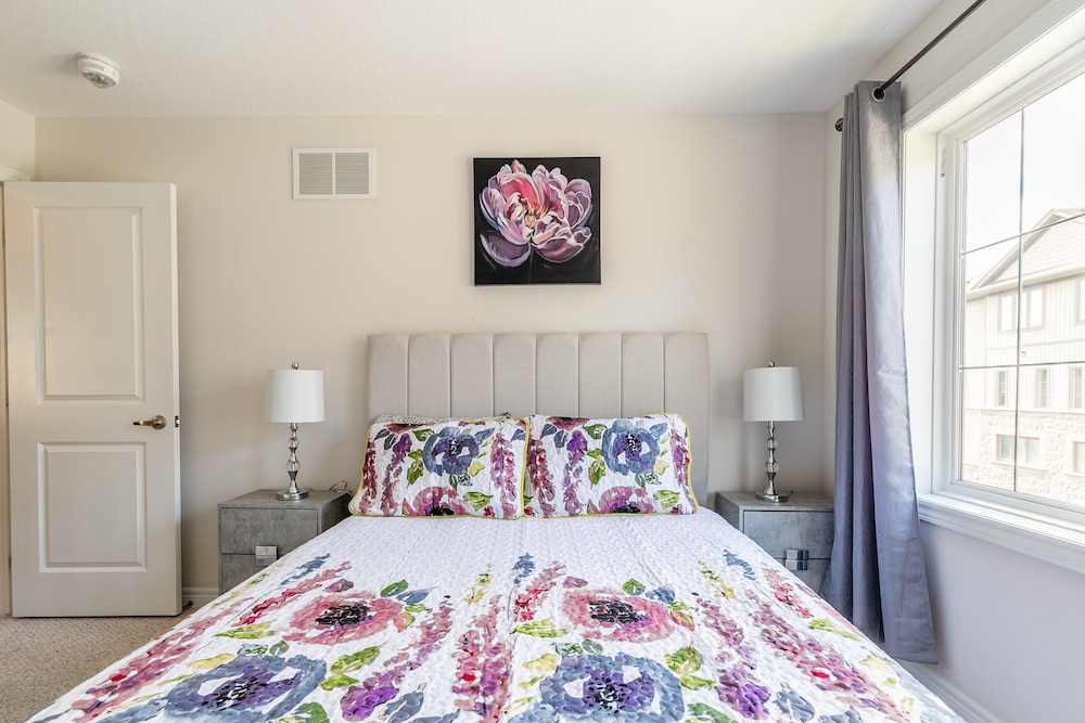 Modern 3BR 2BA Townhome in Lakeshore